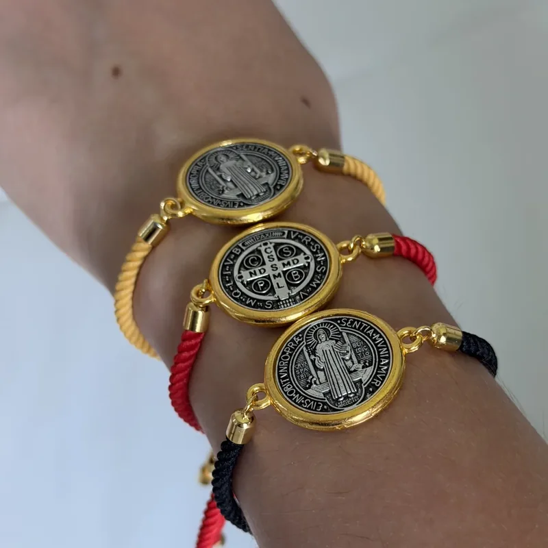 Pulsera de cordón con medalla San Benito