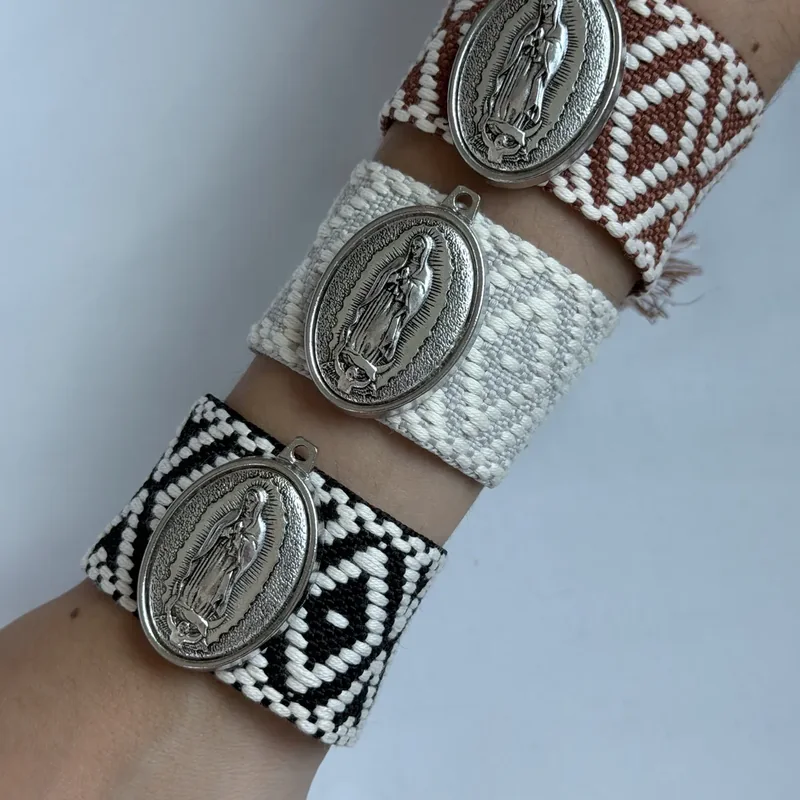 Pulsera tejida ancha con Virgen de Guadalupe