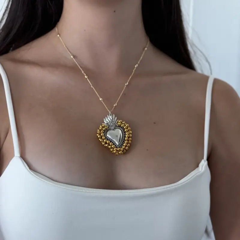 Collar Sagrado Corazón con marco de bolitas doradas