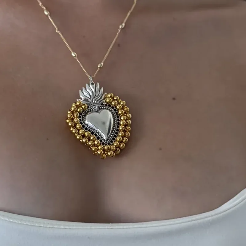 Collar Sagrado Corazón con marco de bolitas doradas