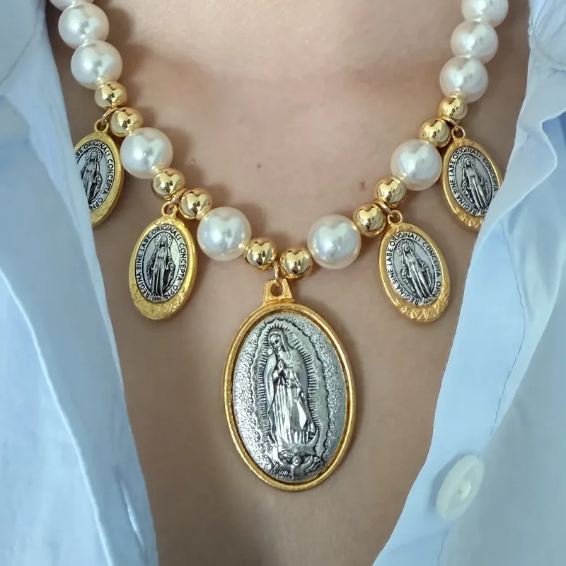 Collar de perlas con medallones de la Virgen