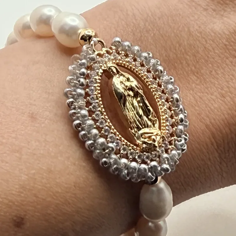 Pulsera de perlas con medallón bordado