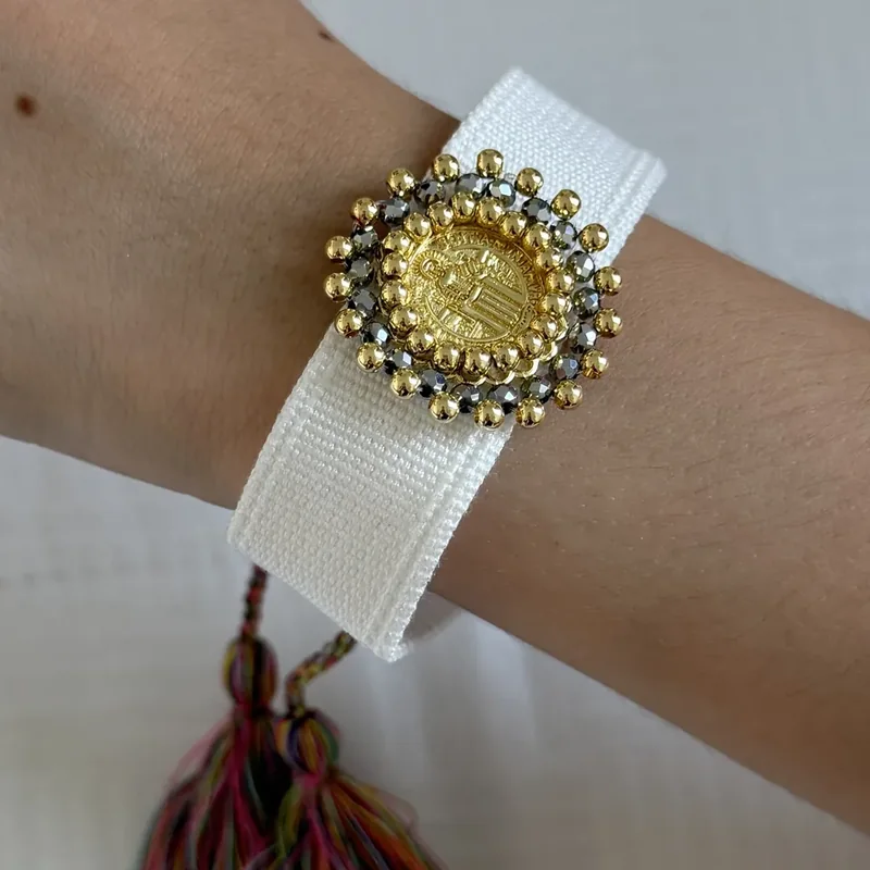 Pulsera tejida con medallón sol
