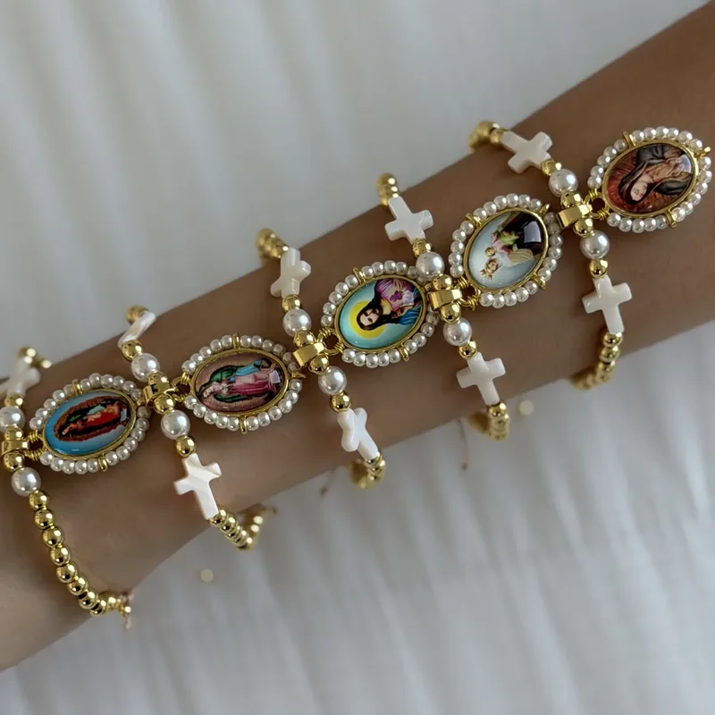 Pulsera de bolas con medallón bordado en perlas y cruces