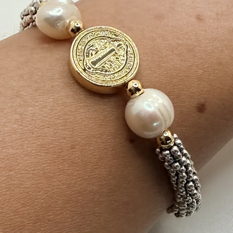Pulsera de cadena plateada con perla y medalla