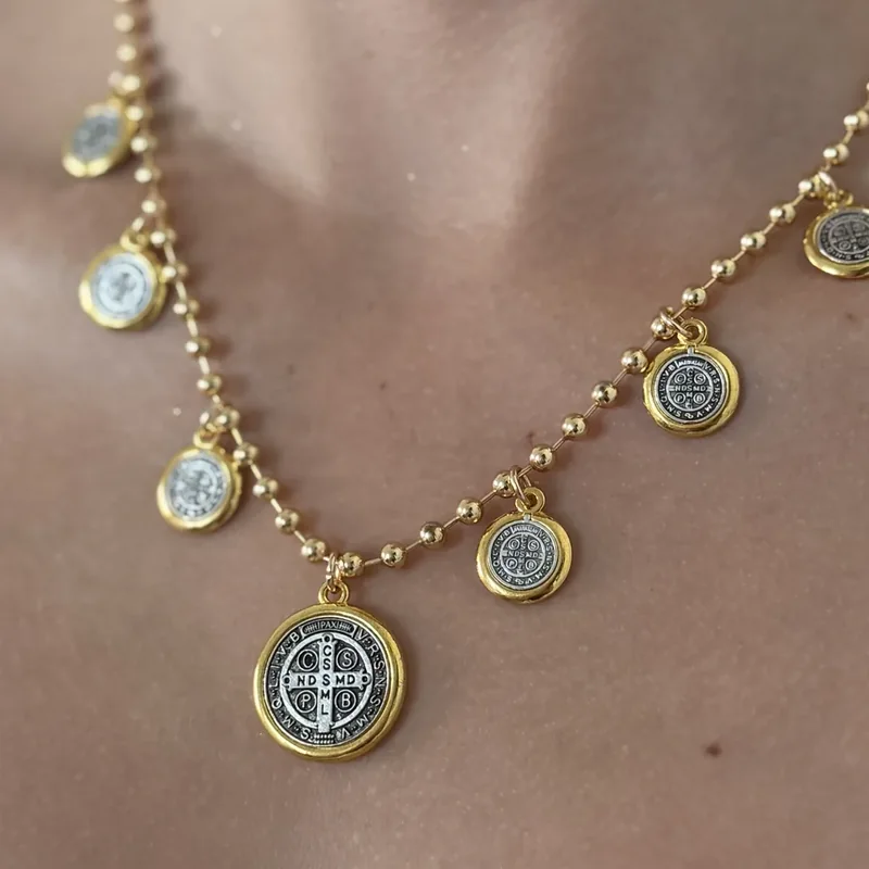 Collar de bolas con medallas San Benito