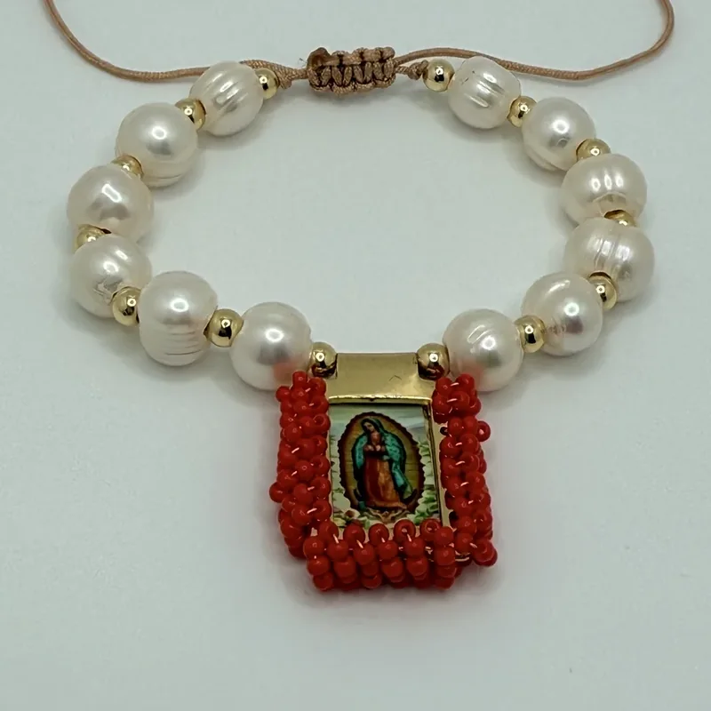 Pulsera de perlas con escapulario rojo