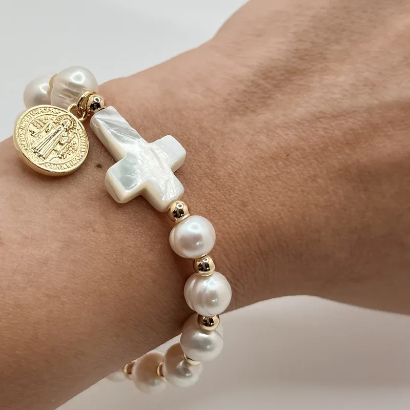 Pulsera de perlas con cruz de nácar