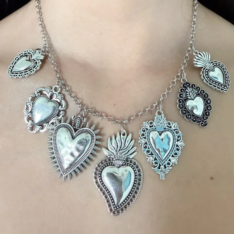 Collar de corazones sagrados plateados