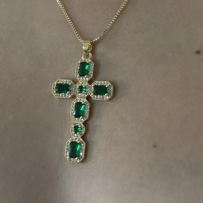 Collar cruz de cristales – Verde esmeralda