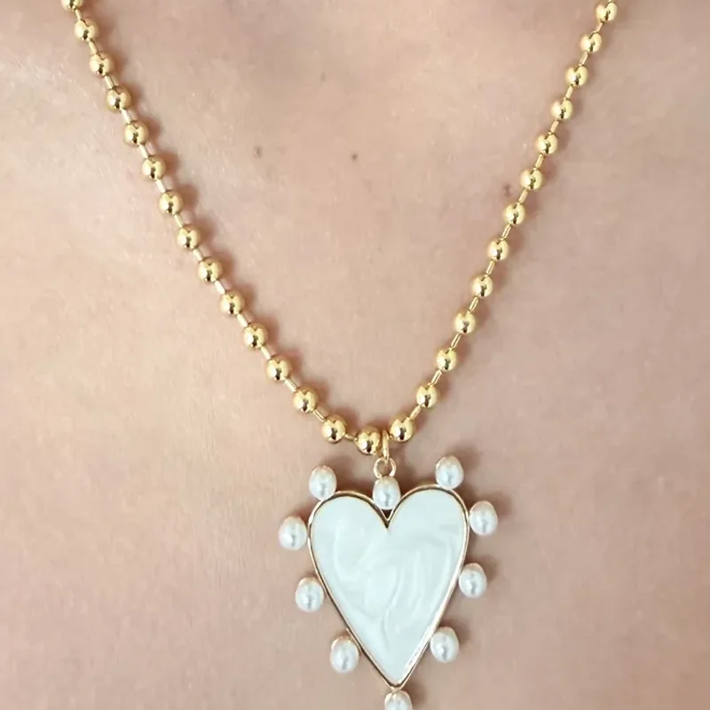 Collar de bolitas con corazón nacarado y perlas