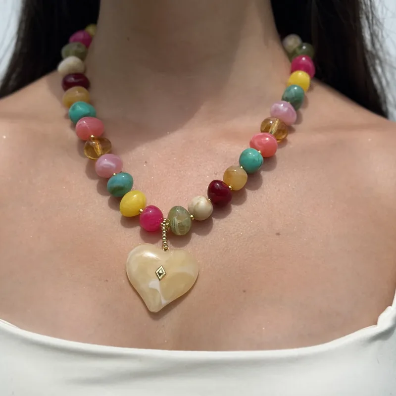 Collar de cuentas de colores con corazón marfil