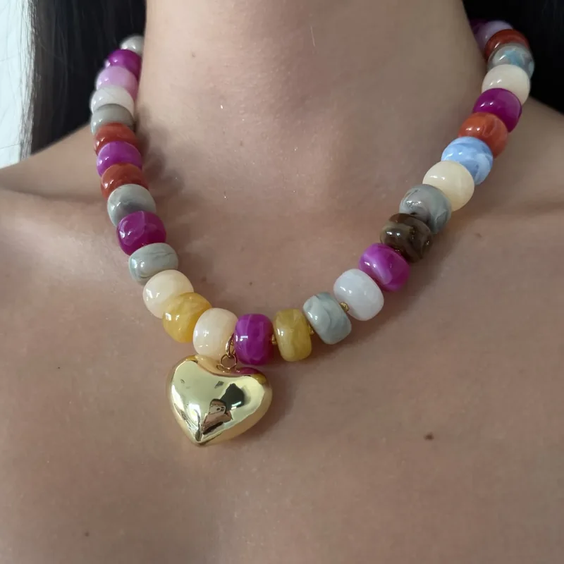 Collar de cuentas de colores con corazón dorado