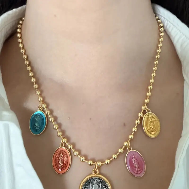 Collar de bolas con medallas esmaltadas