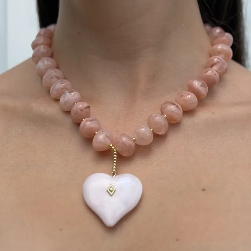 Collar de perlas rosadas con corazón nacarado