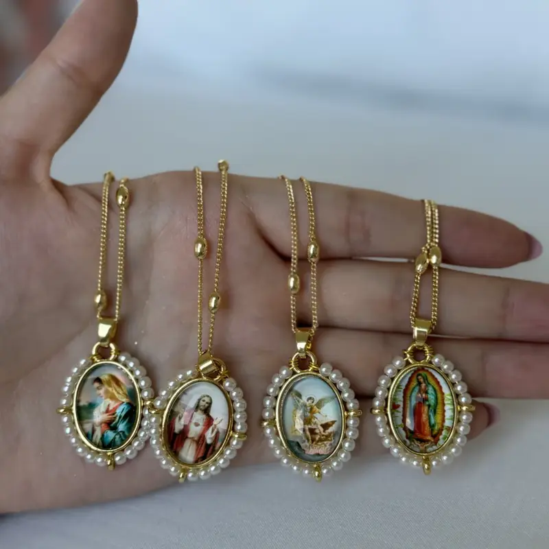Collar cadena con medallón bordado en perlas