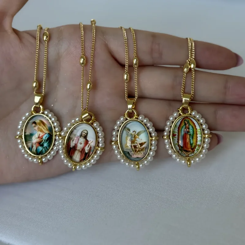 Collar cadena con medallón bordado en perlas
