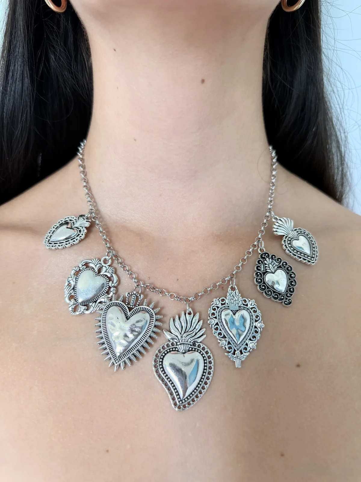 Collar de corazones sagrados puesto