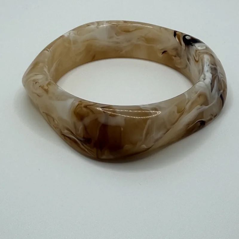 Brazalete cuadrado – Mármol miel