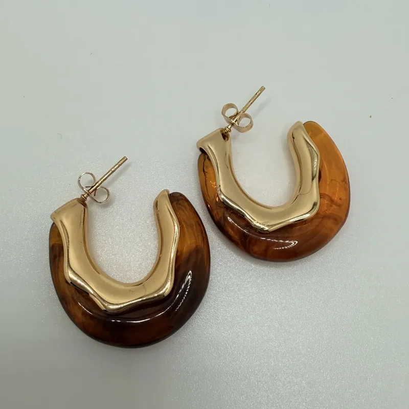Gold-trimmed hoops – Tortoiseshell
