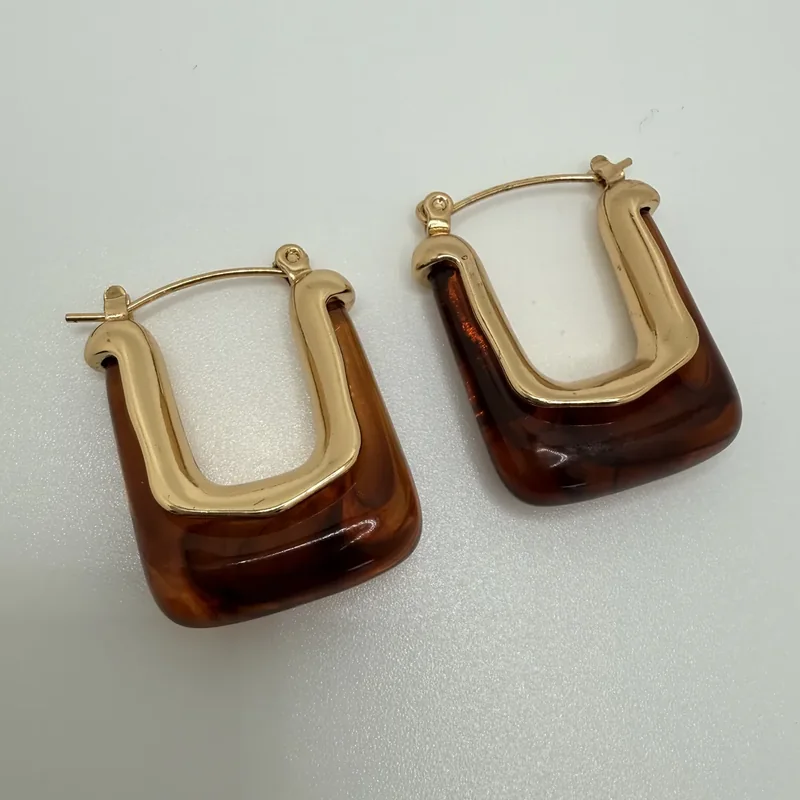 Argollas cuadradas y dorado – Carey