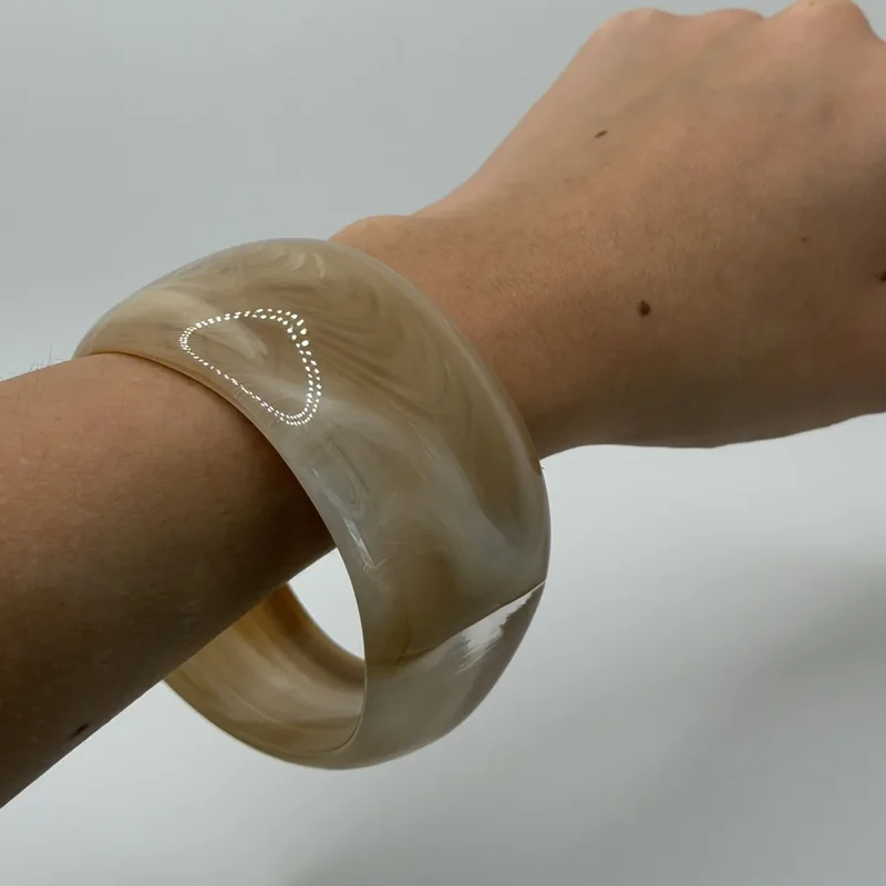 Brazalete ancho beige