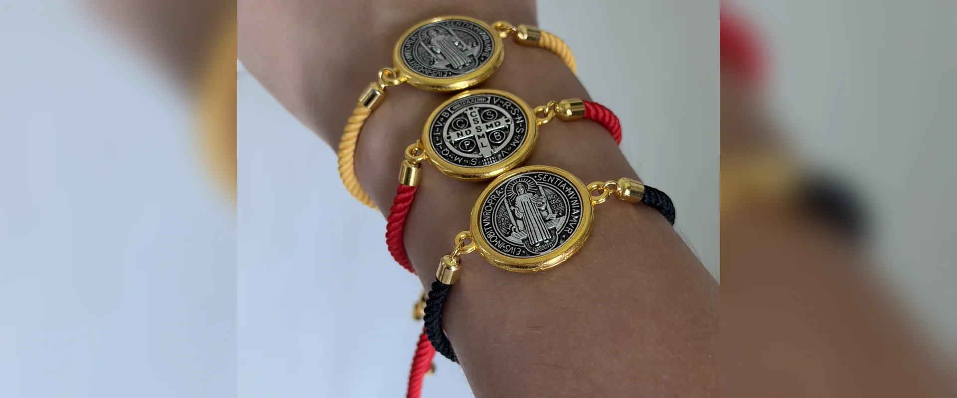 Pulsera de cordón con medalla San Benito