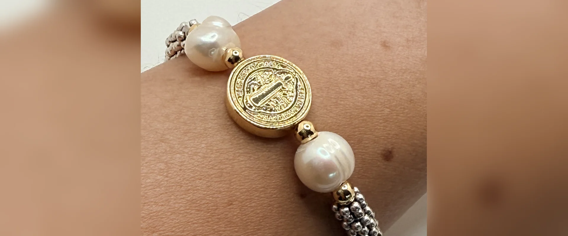 Pulsera de cadena plateada con perla y medalla