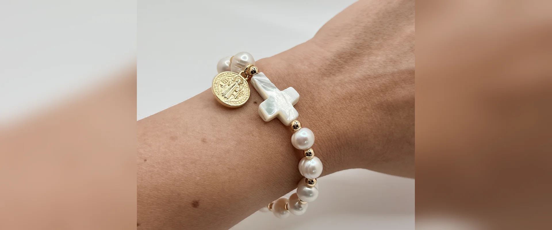 Pulsera de perlas con cruz de nácar