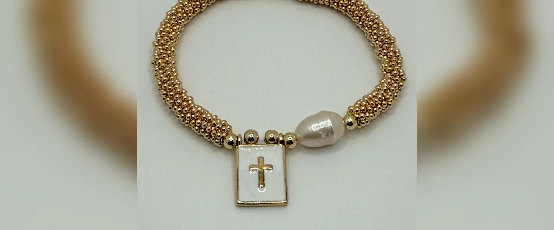 Pulsera de bolas con cruz nacarada
