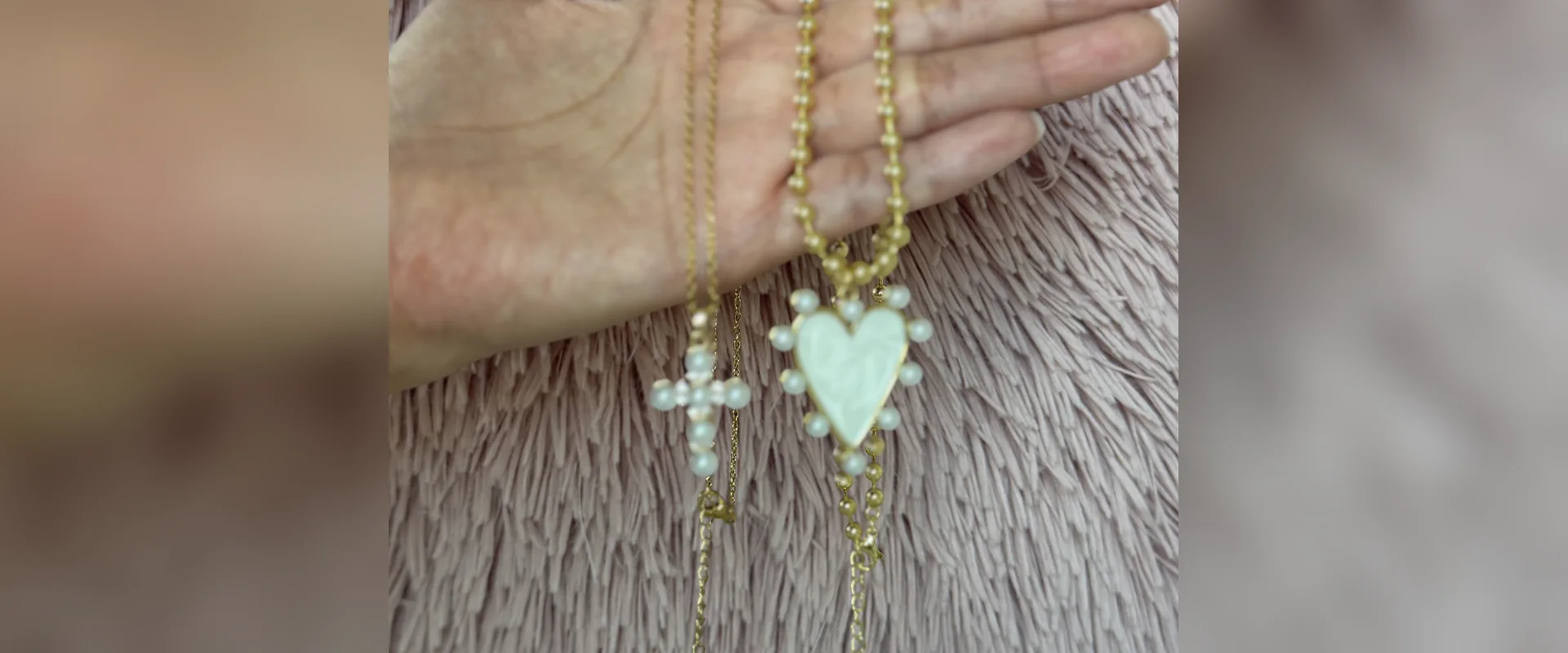 Collar de bolitas con corazón nacarado y perlas