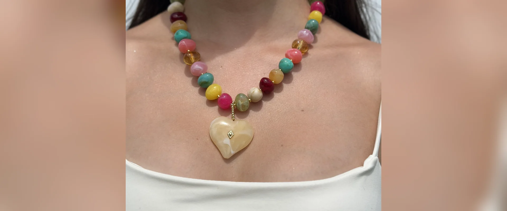 Collar de cuentas de colores con corazón marfil
