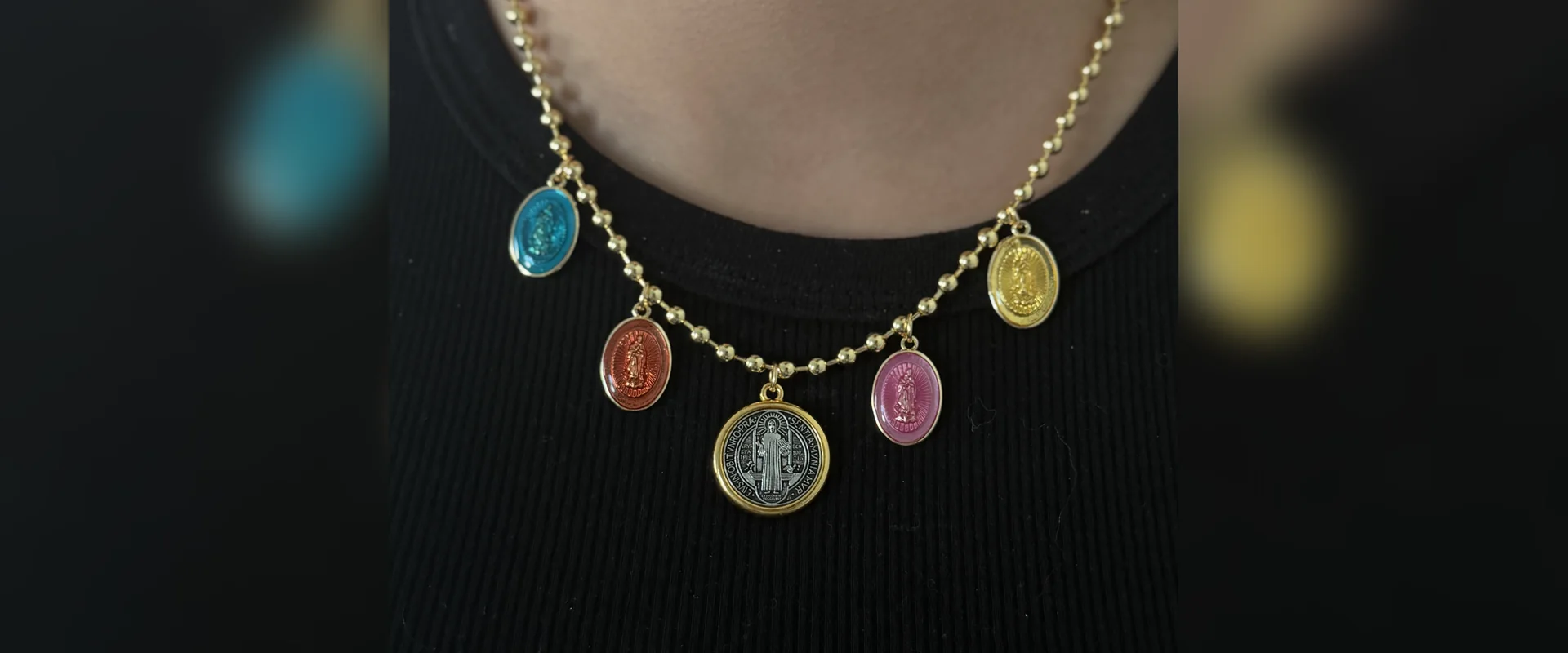 Collar de bolas con medallas esmaltadas