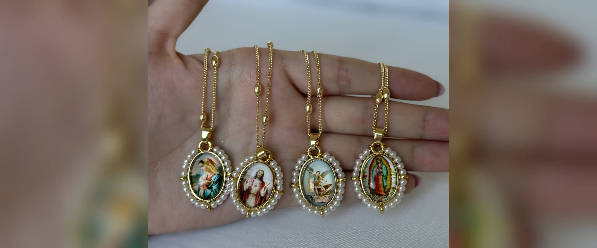Collar cadena con medallón bordado en perlas